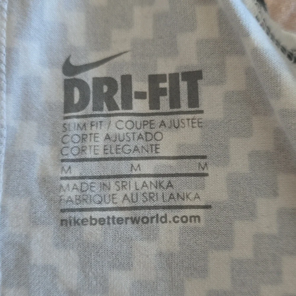 Nike Dri-Fit Workout Tank Size Medium - Picture 4 of 5